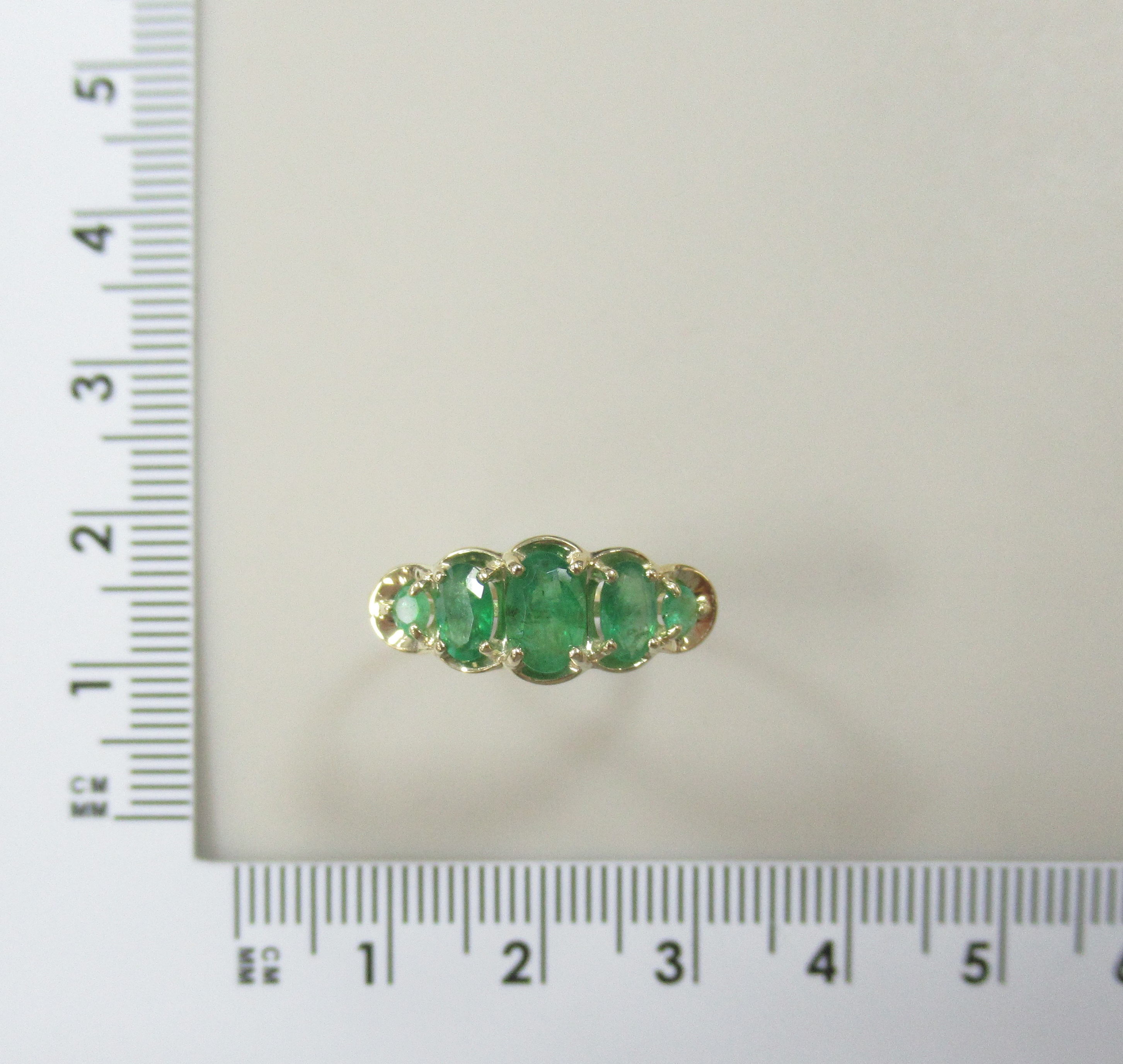 Кольцо из желтого золота с изумрудами